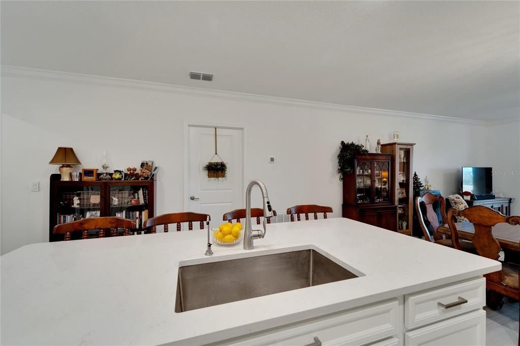 For Sale: $320,000 (2 beds, 2 baths, 1405 Square Feet)