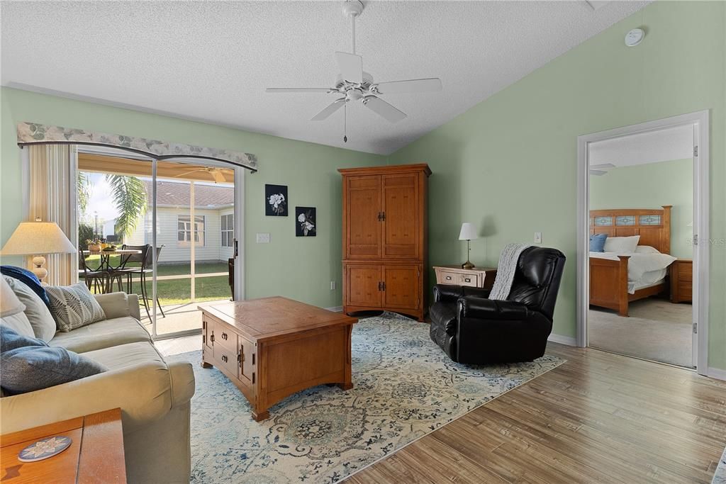 For Sale: $325,000 (3 beds, 2 baths, 1240 Square Feet)