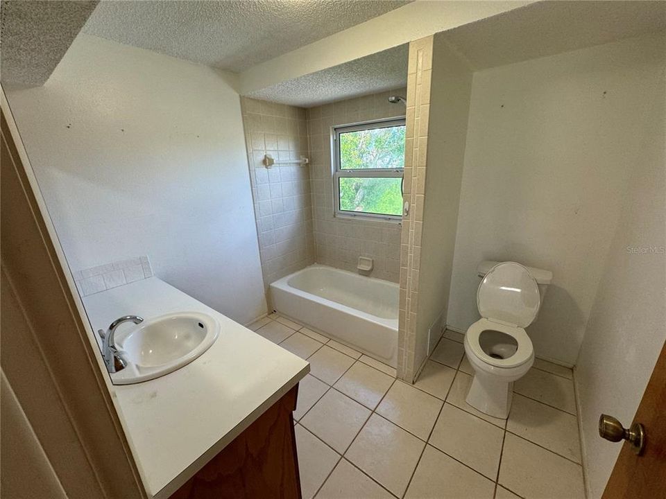 For Rent: $1,300 (1 beds, 1 baths, 896 Square Feet)