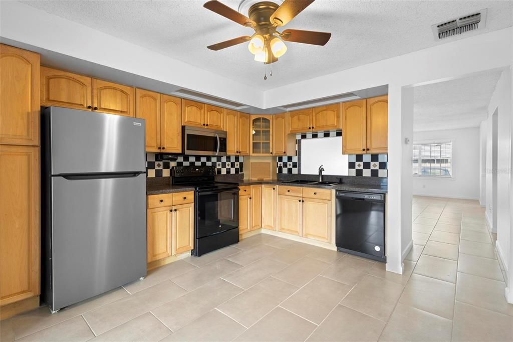 For Sale: $225,000 (1 beds, 1 baths, 865 Square Feet)