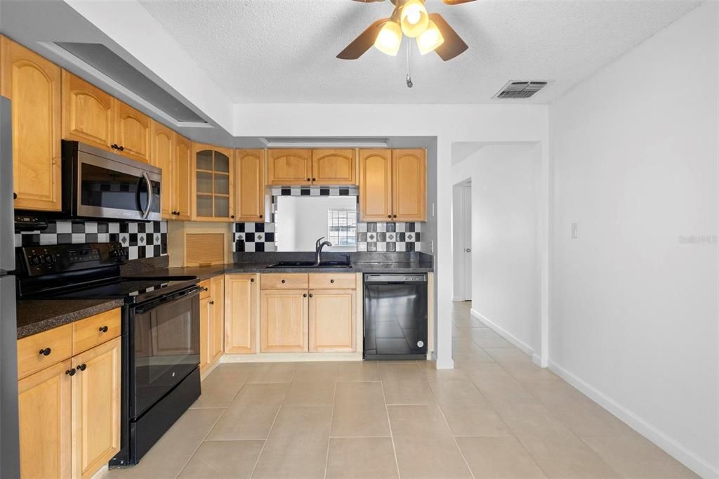 For Sale: $225,000 (1 beds, 1 baths, 865 Square Feet)