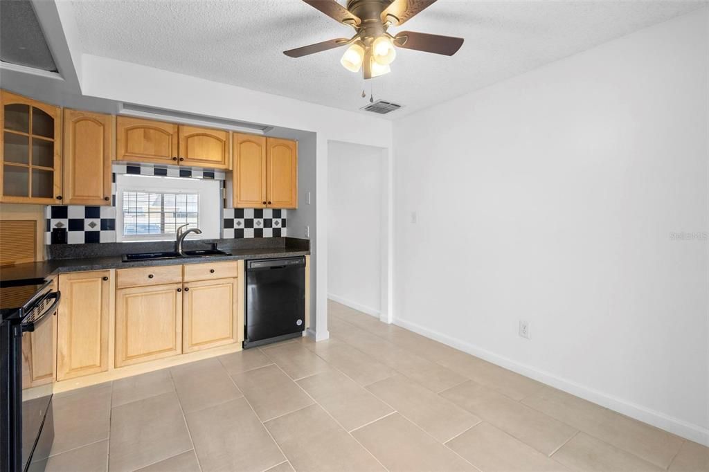 For Sale: $225,000 (1 beds, 1 baths, 865 Square Feet)