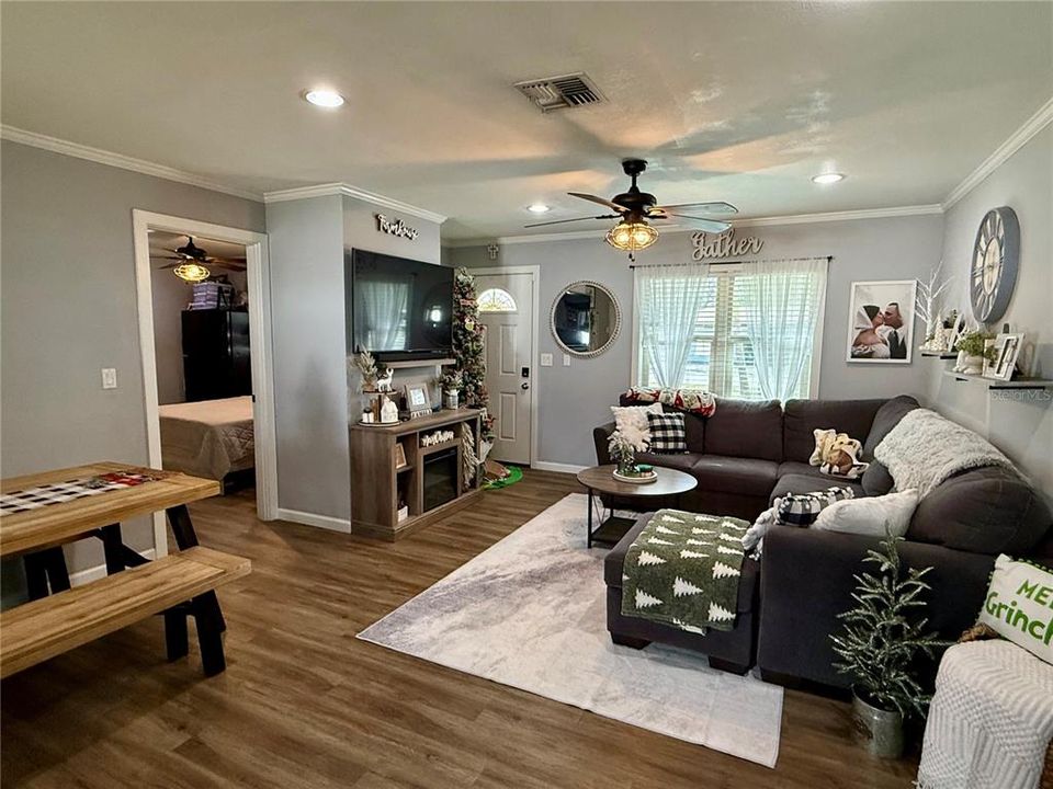 For Sale: $348,000 (2 beds, 2 baths, 938 Square Feet)