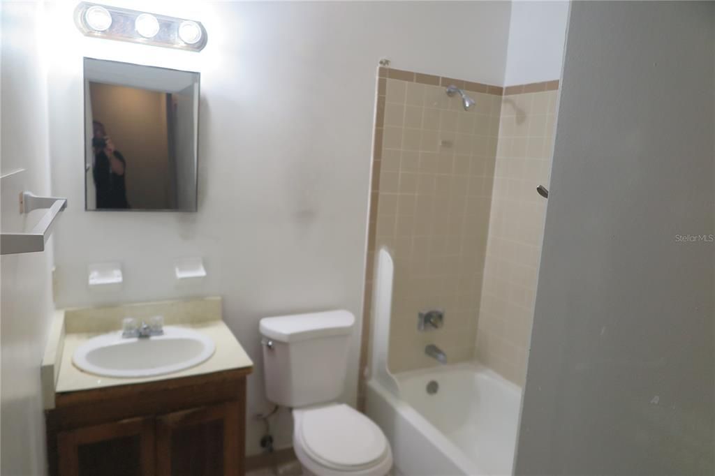 For Rent: $1,300 (2 beds, 1 baths, 1122 Square Feet)