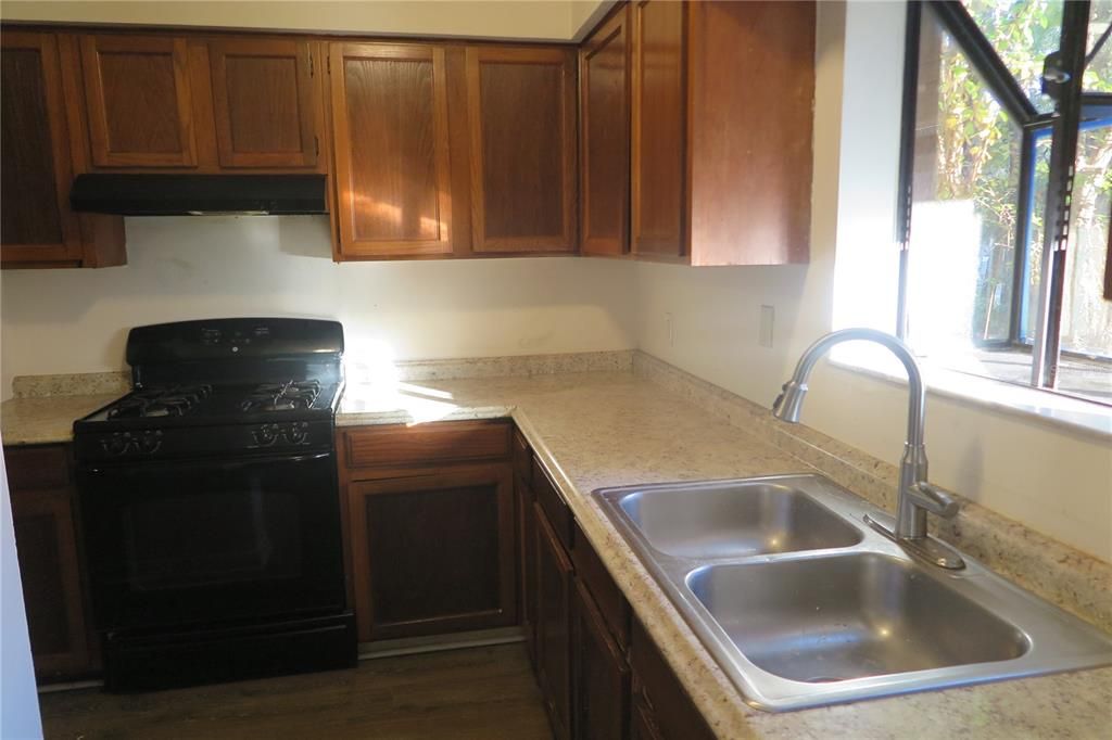 For Rent: $1,300 (2 beds, 1 baths, 1122 Square Feet)