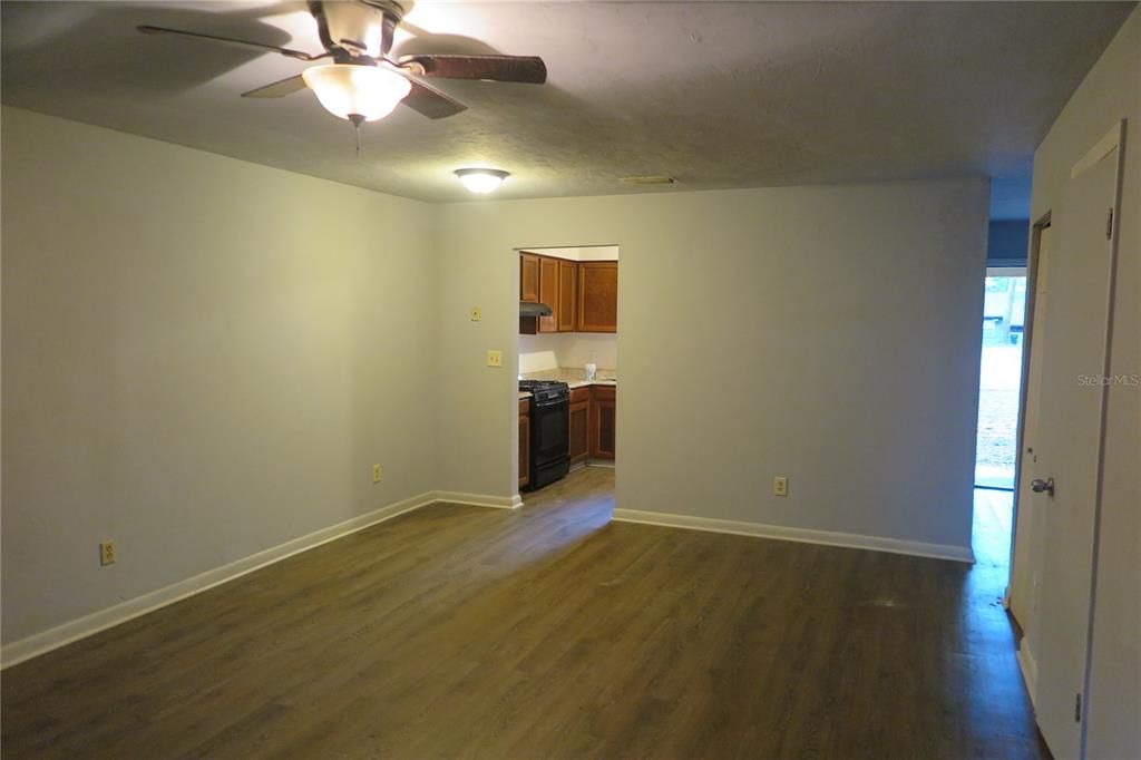 For Rent: $1,300 (2 beds, 1 baths, 1122 Square Feet)