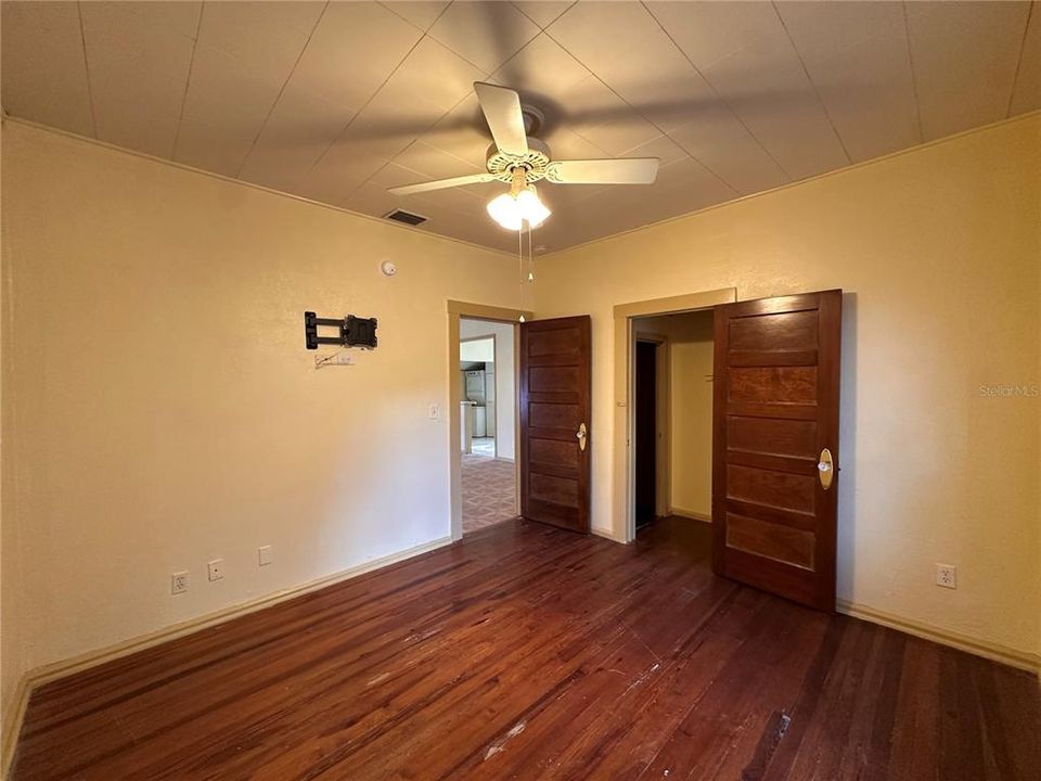 For Rent: $1,400 (3 beds, 1 baths, 1468 Square Feet)