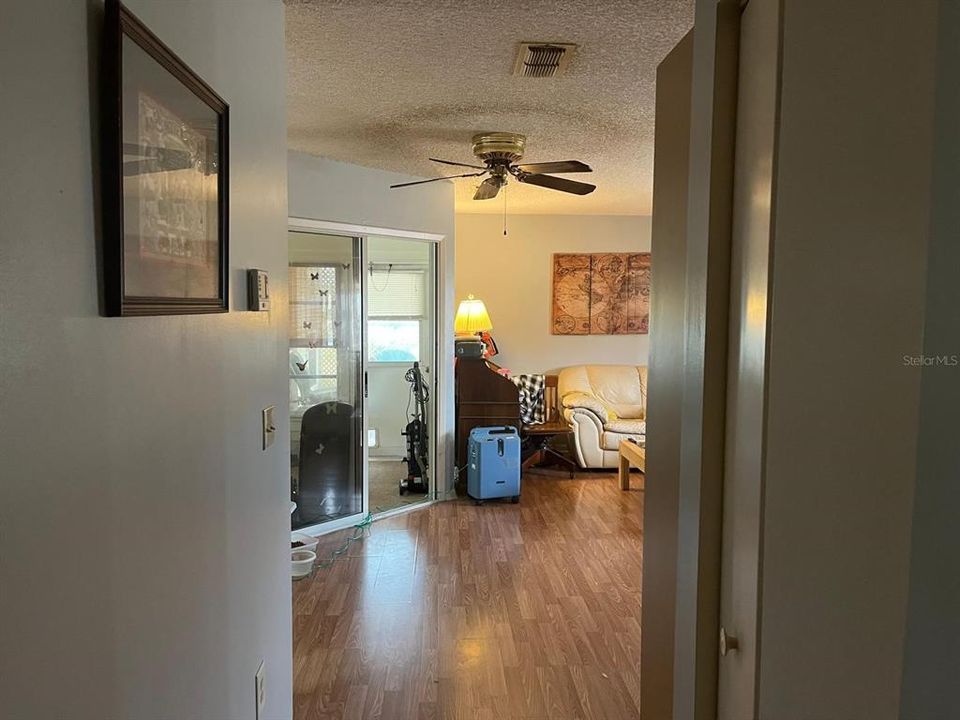 For Sale: $157,900 (2 beds, 1 baths, 912 Square Feet)