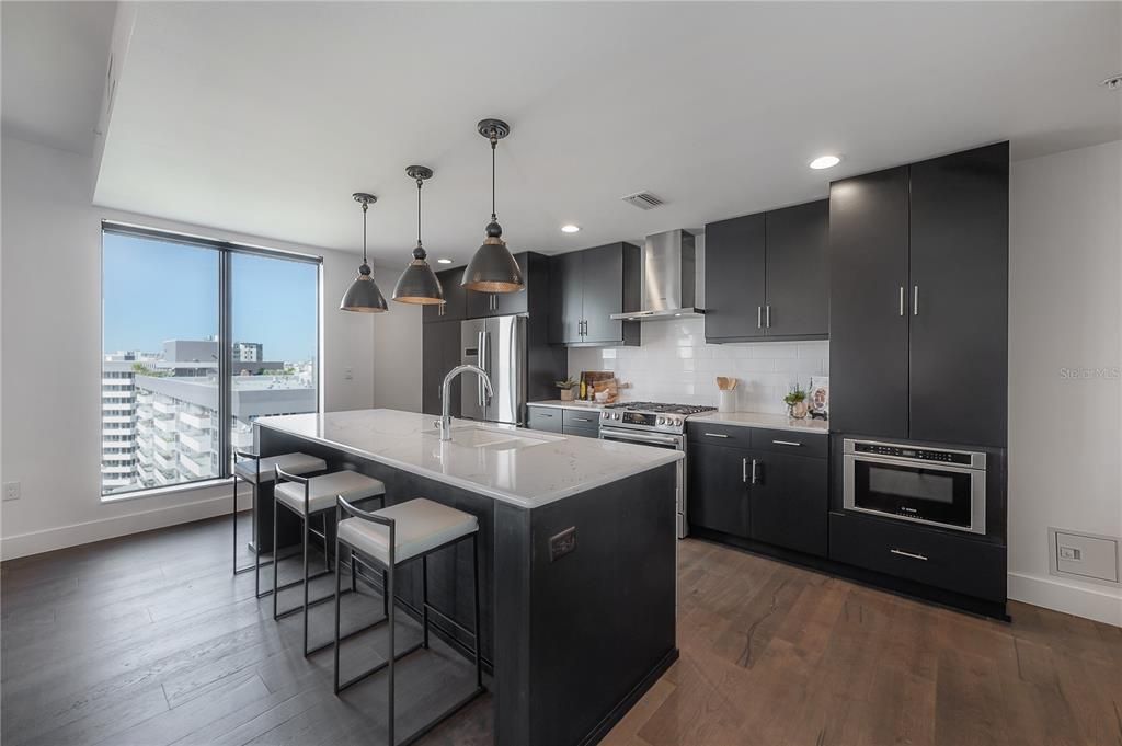 For Sale: $695,000 (1 beds, 1 baths, 964 Square Feet)