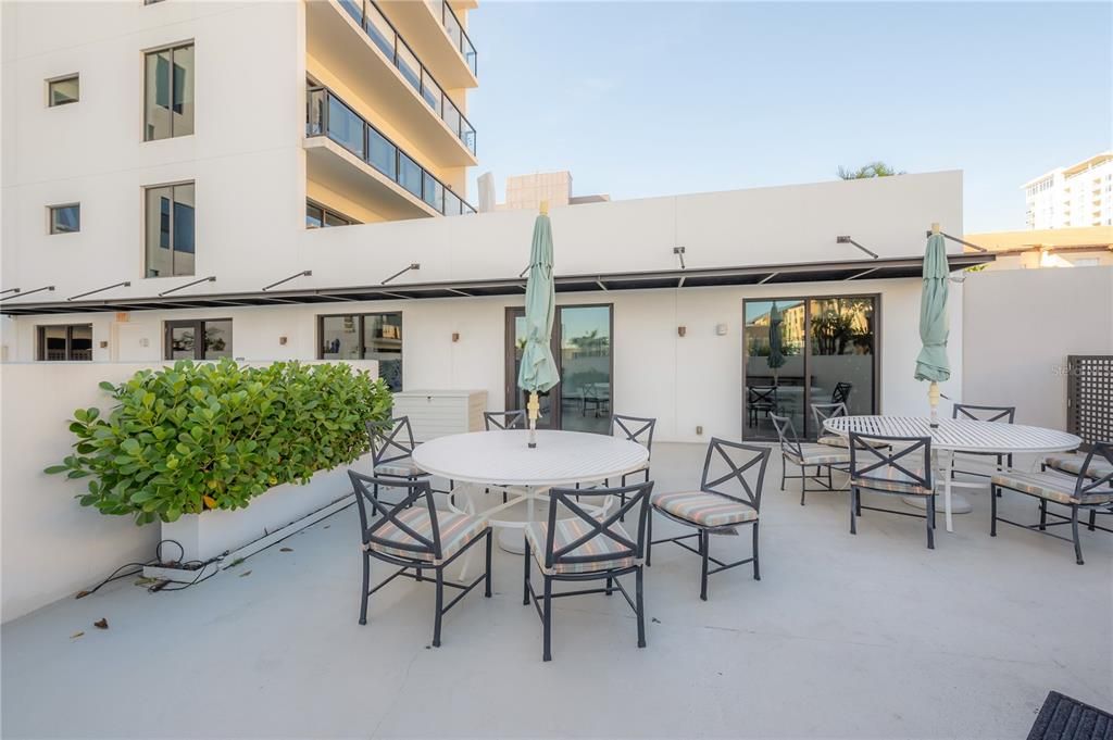 For Sale: $695,000 (1 beds, 1 baths, 964 Square Feet)