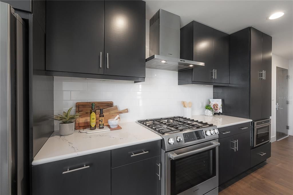 For Sale: $695,000 (1 beds, 1 baths, 964 Square Feet)