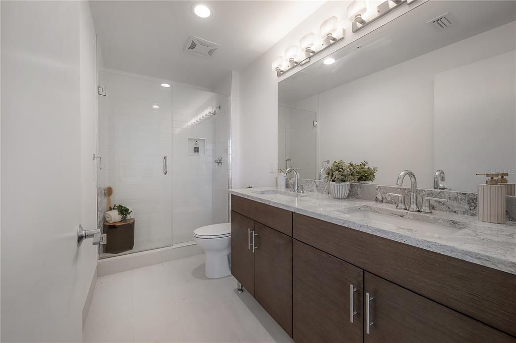 For Sale: $695,000 (1 beds, 1 baths, 964 Square Feet)