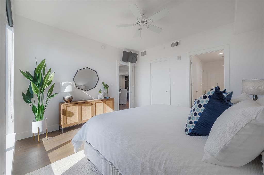 For Sale: $695,000 (1 beds, 1 baths, 964 Square Feet)