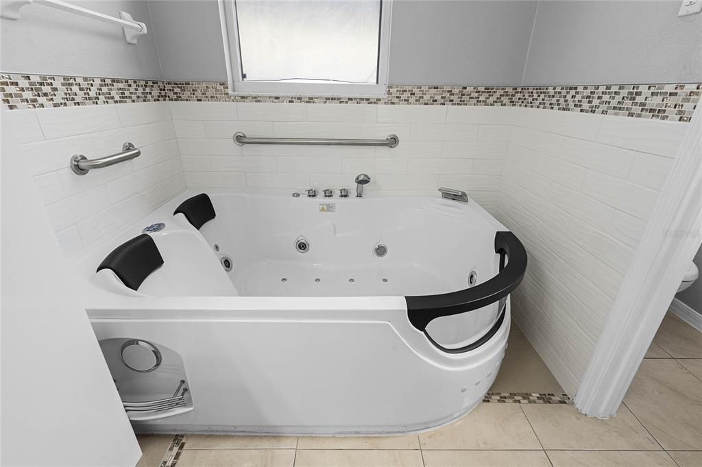 Jacuzzi Tub in primary bath