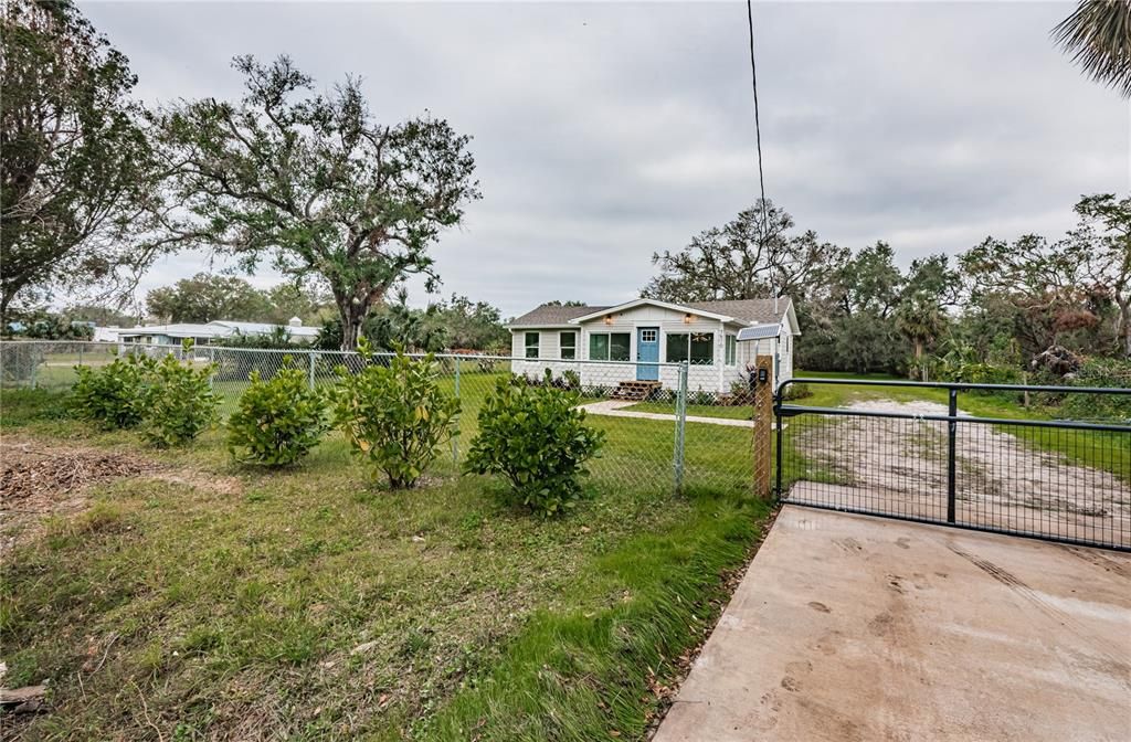 For Sale: $395,000 (3 beds, 2 baths, 1206 Square Feet)