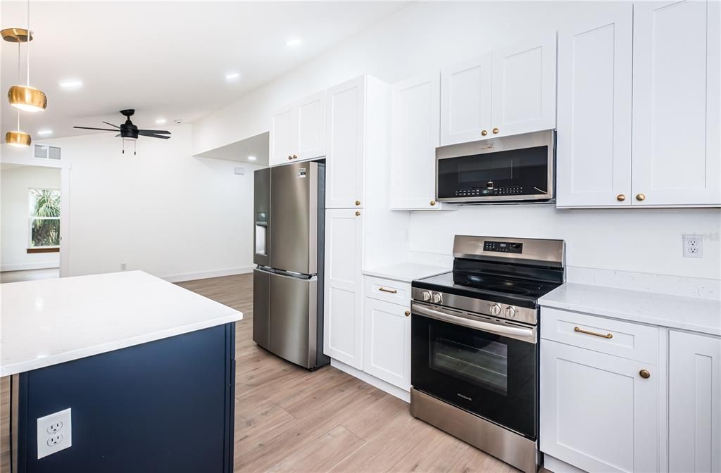 For Sale: $395,000 (3 beds, 2 baths, 1206 Square Feet)