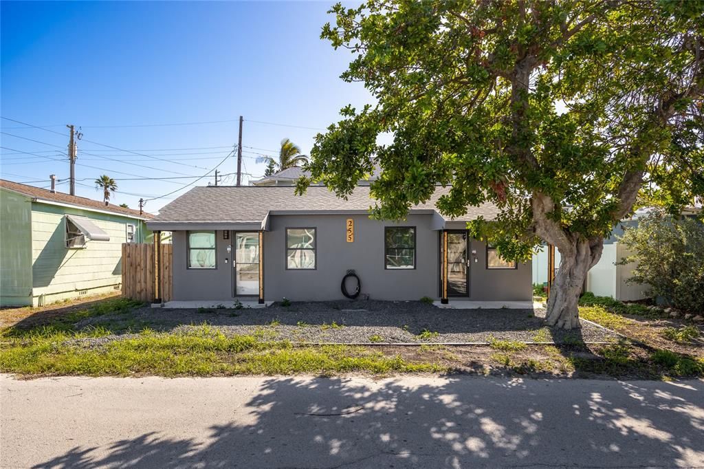 For Sale: $445,000 (2 beds, 2 baths, 875 Square Feet)