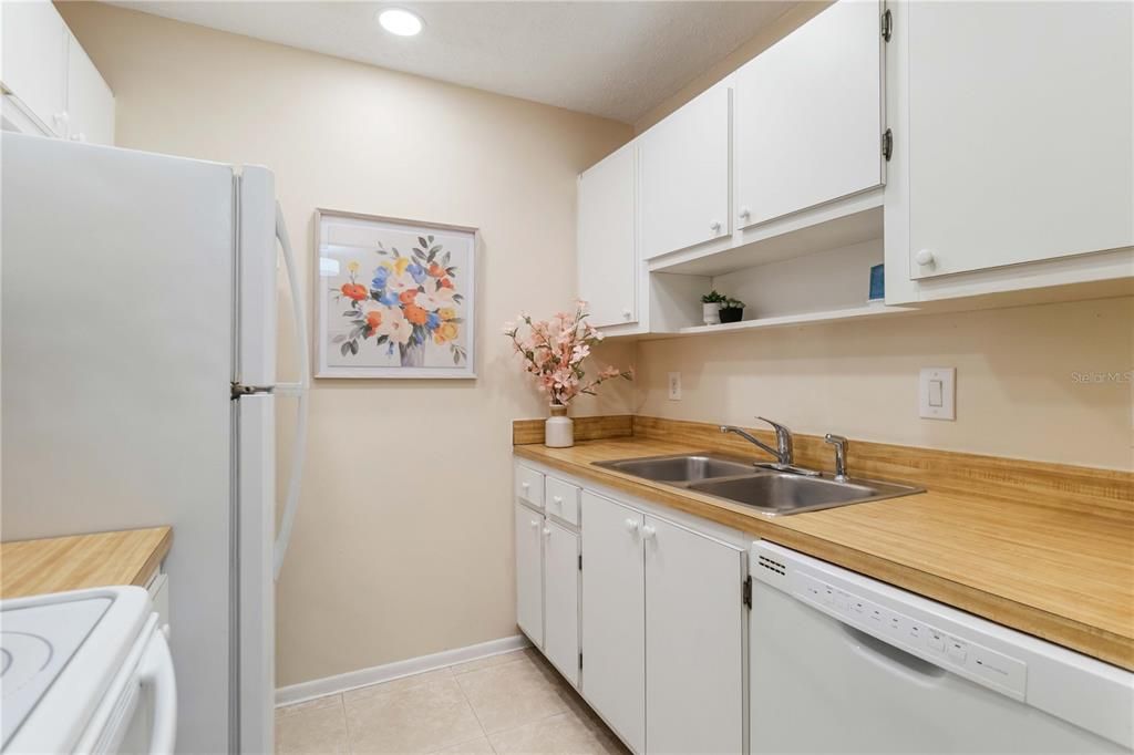 For Sale: $170,000 (1 beds, 1 baths, 714 Square Feet)