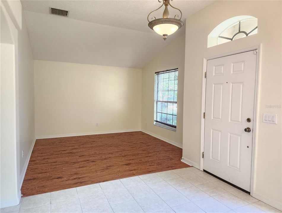 Entryway/ Living Room