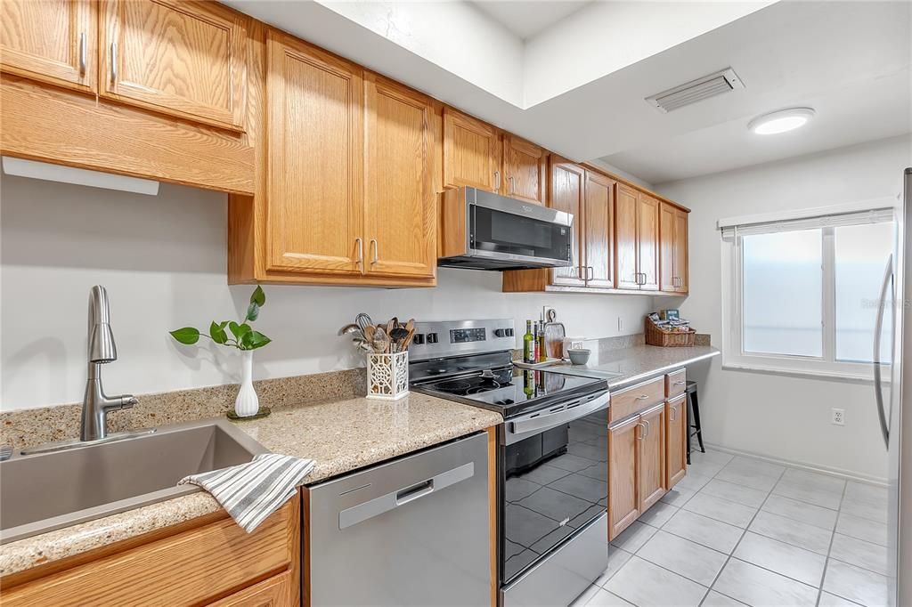 For Sale: $379,000 (2 beds, 2 baths, 1221 Square Feet)