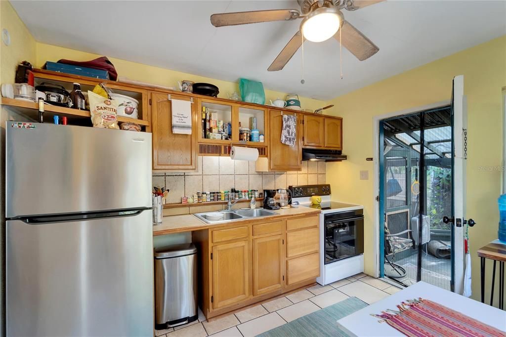 For Sale: $260,000 (2 beds, 1 baths, 780 Square Feet)