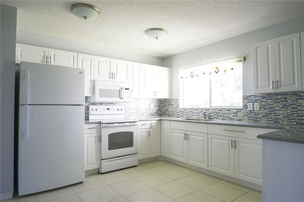 For Sale: $259,999 (2 beds, 2 baths, 1719 Square Feet)