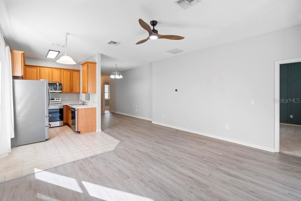 Active With Contract: $369,000 (3 beds, 2 baths, 1254 Square Feet)