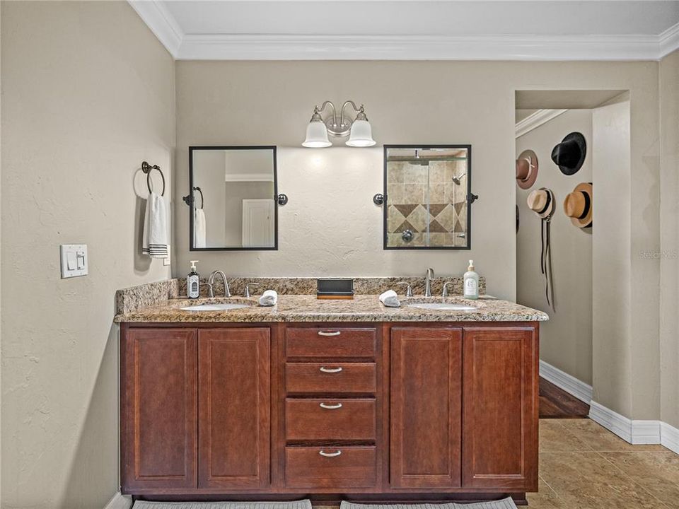 Primary bath vanity with dual sinks & granite countertop