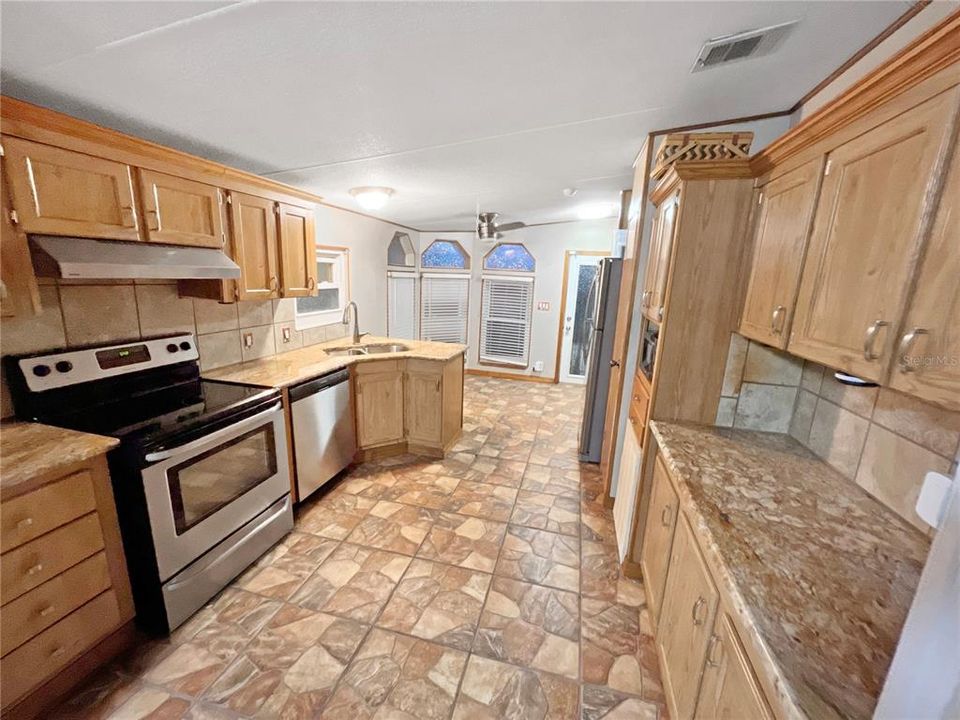 For Sale: $130,000 (2 beds, 2 baths, 1241 Square Feet)