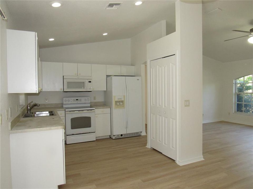 For Sale: $289,900 (3 beds, 2 baths, 1258 Square Feet)