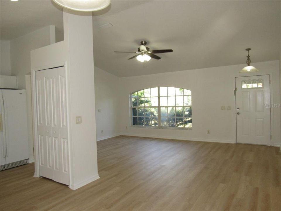 For Sale: $289,900 (3 beds, 2 baths, 1258 Square Feet)