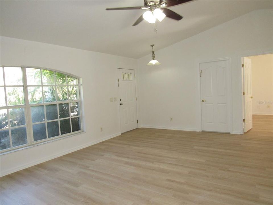 For Sale: $289,900 (3 beds, 2 baths, 1258 Square Feet)