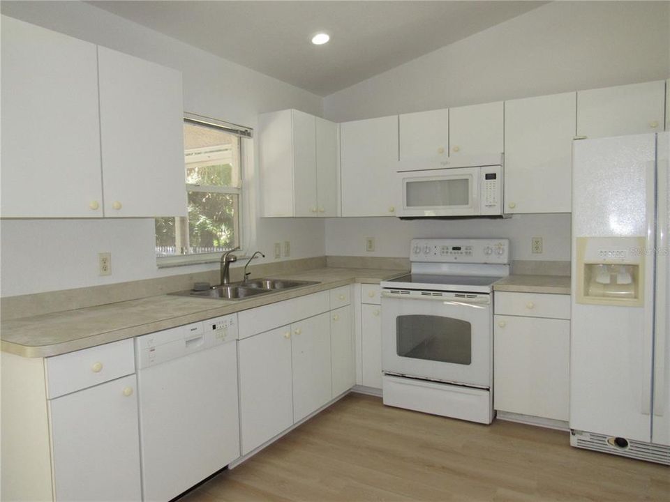 For Sale: $289,900 (3 beds, 2 baths, 1258 Square Feet)