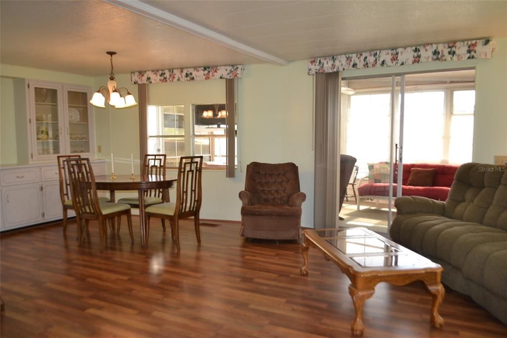 For Sale: $124,900 (2 beds, 2 baths, 1080 Square Feet)