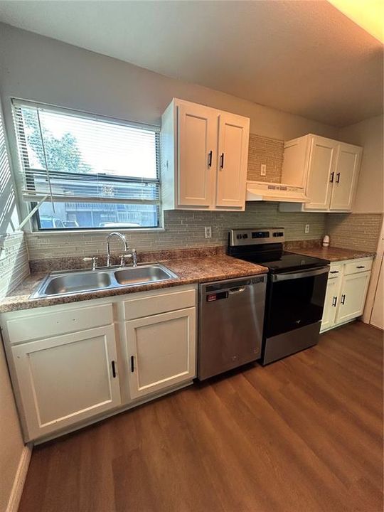 For Rent: $1,200 (2 beds, 1 baths, 876 Square Feet)