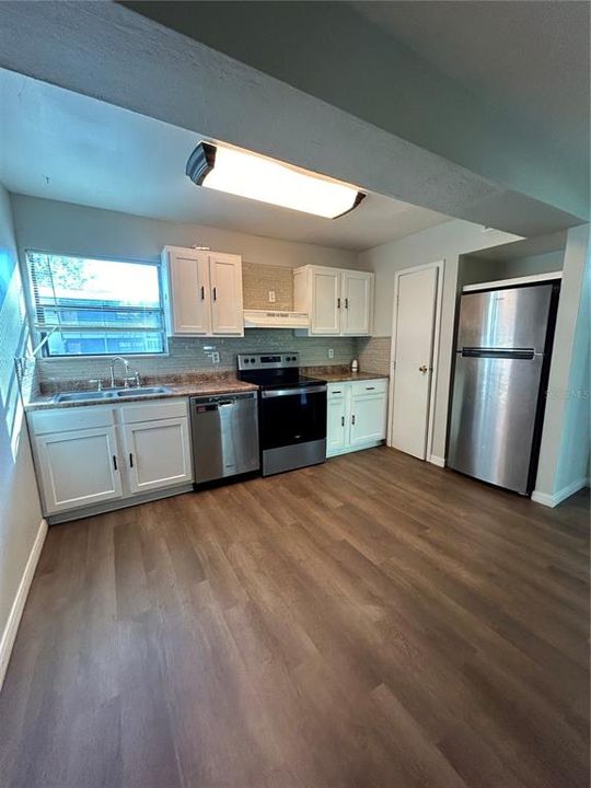 For Rent: $1,200 (2 beds, 1 baths, 876 Square Feet)