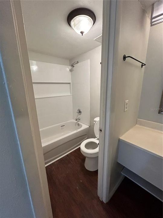 For Rent: $1,200 (2 beds, 1 baths, 876 Square Feet)