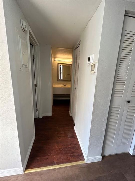 For Rent: $1,200 (2 beds, 1 baths, 876 Square Feet)