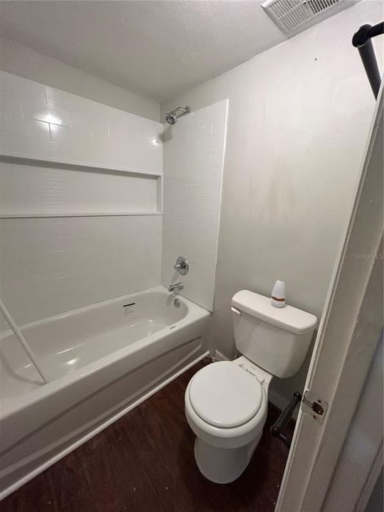 For Rent: $1,200 (2 beds, 1 baths, 876 Square Feet)