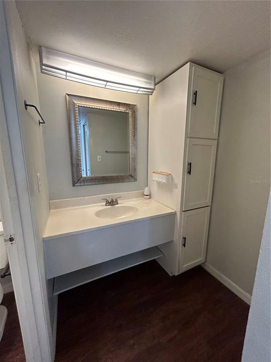 For Rent: $1,200 (2 beds, 1 baths, 876 Square Feet)