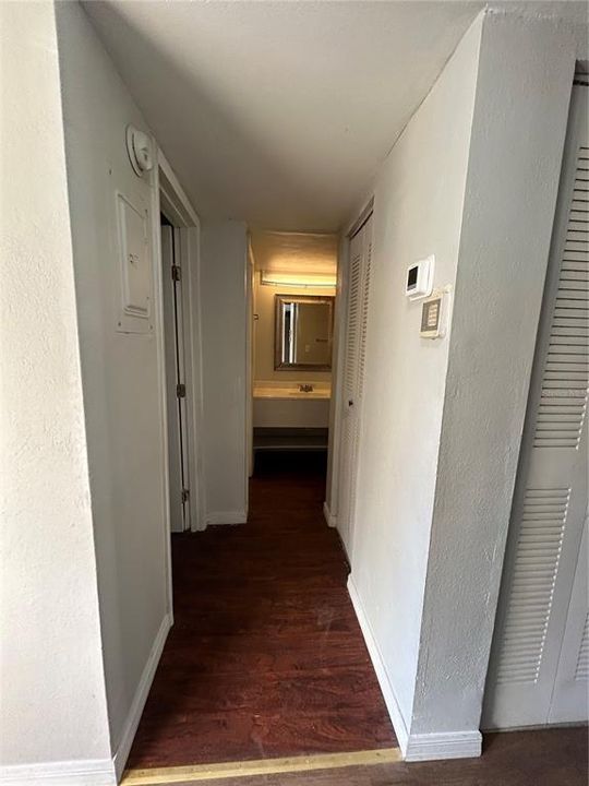 For Rent: $1,200 (2 beds, 1 baths, 876 Square Feet)