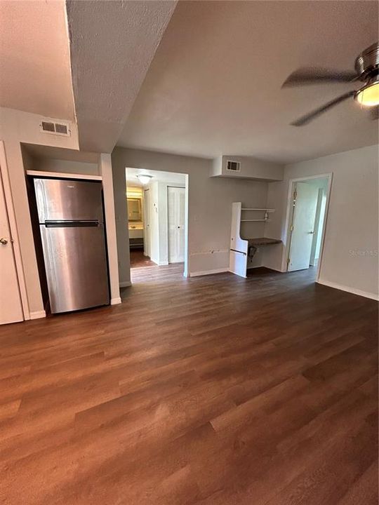 For Rent: $1,200 (2 beds, 1 baths, 876 Square Feet)