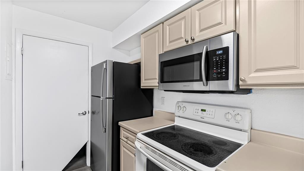 For Sale: $179,000 (1 beds, 1 baths, 661 Square Feet)