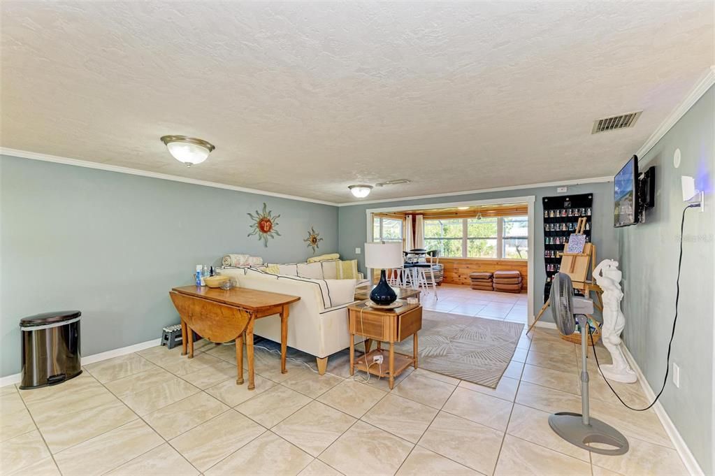 For Sale: $379,999 (2 beds, 1 baths, 1102 Square Feet)