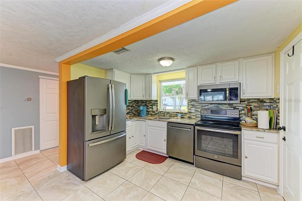 For Sale: $379,999 (2 beds, 1 baths, 1102 Square Feet)