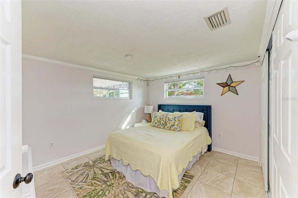 For Sale: $379,999 (2 beds, 1 baths, 1102 Square Feet)