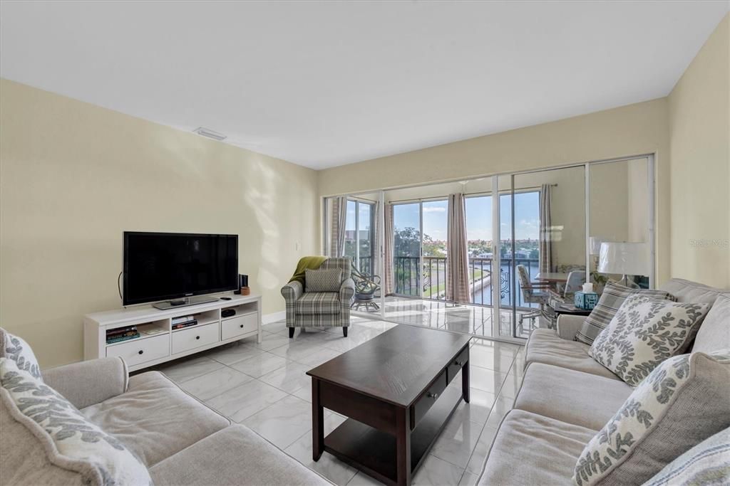 Active With Contract: $250,000 (2 beds, 2 baths, 1060 Square Feet)