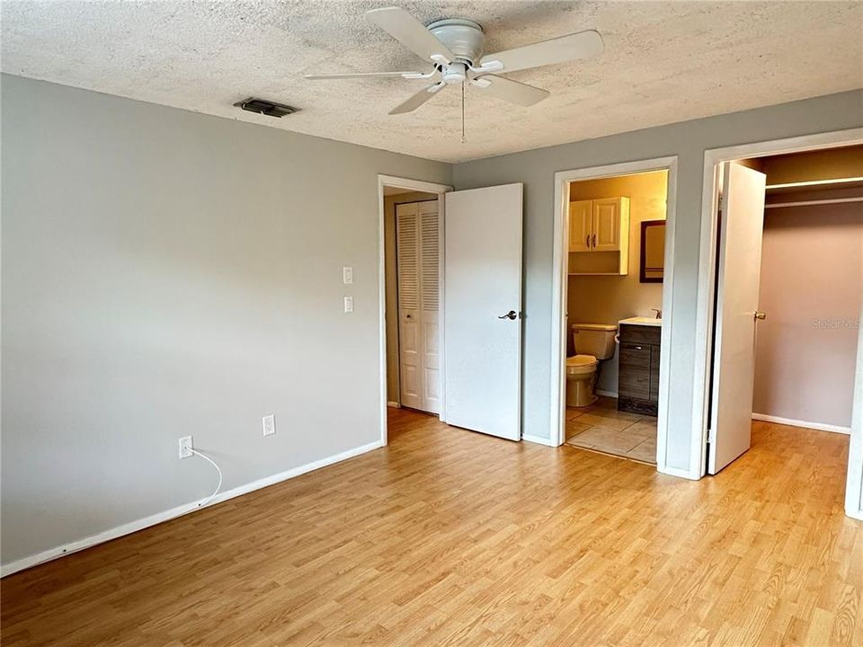 For Sale: $199,999 (2 beds, 2 baths, 915 Square Feet)