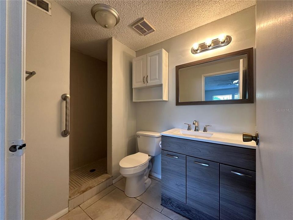 For Sale: $199,999 (2 beds, 2 baths, 915 Square Feet)