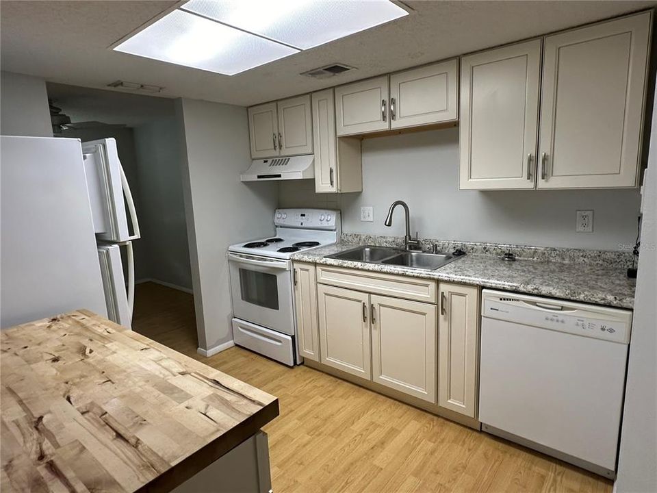 For Sale: $199,999 (2 beds, 2 baths, 915 Square Feet)